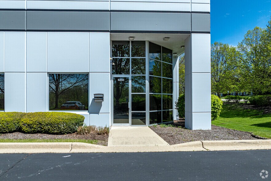6250 Church Rd, Hanover Park, IL à louer - Photo de l’immeuble – Image 2 sur 5