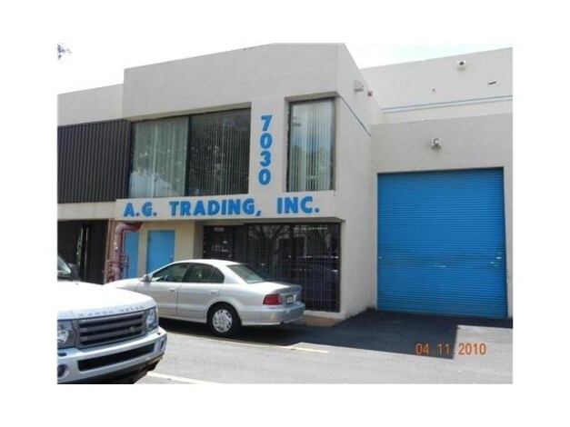 7030-7038 NW 50th St, Miami, FL à louer Photo principale– Image 1 sur 12