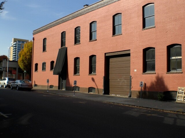 825 NW Davis St, Portland, OR à louer - Photo de l’immeuble – Image 2 sur 4