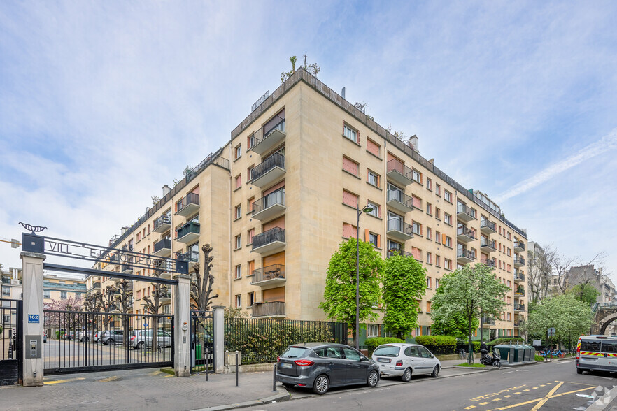 152 Rue De Picpus, Paris à louer - Photo de l’immeuble – Image 2 sur 2