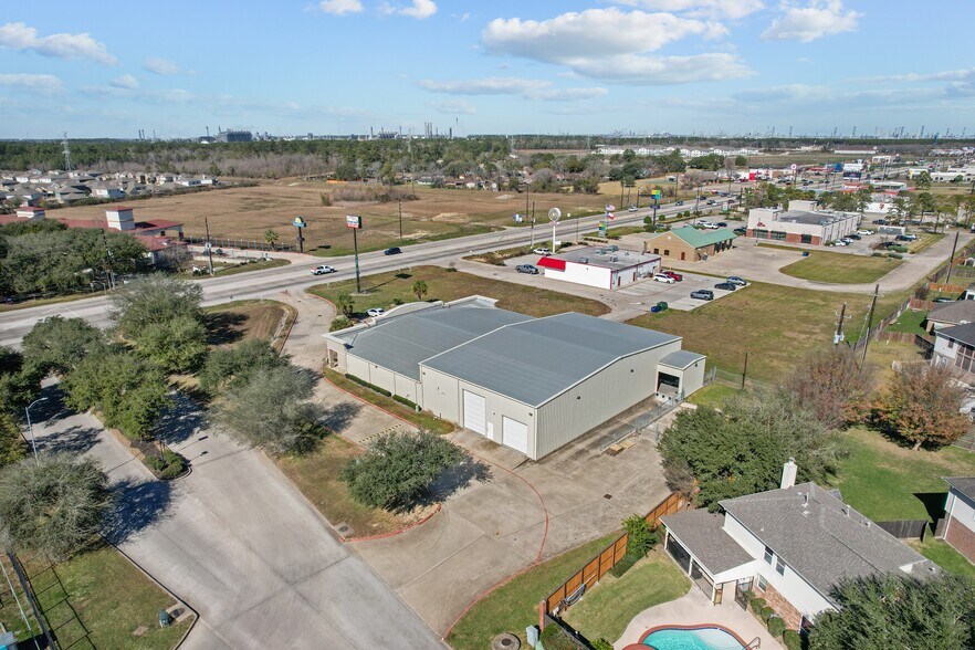 7910 N Hwy 146, Baytown, TX à louer - Photo de l’immeuble – Image 2 sur 20