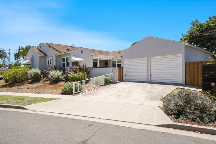 7803 Flight Ave, Los Angeles, CA à vendre - Photo de l’immeuble – Image 2 sur 17