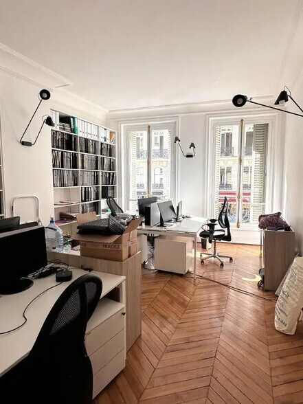 8 Rue La Boétie, Paris à louer - Photo de l’immeuble – Image 2 sur 9