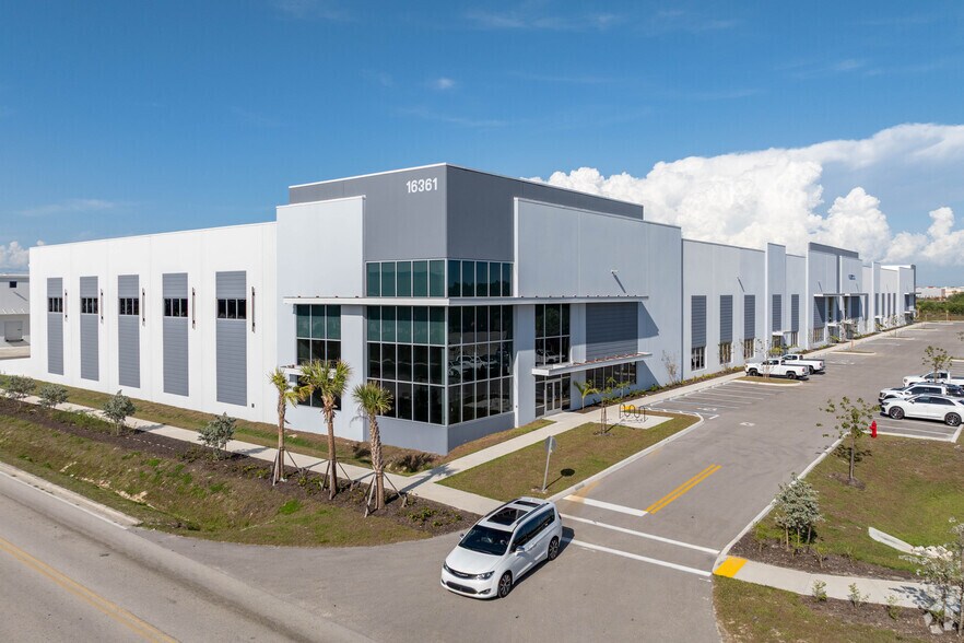 16361 Lee Rd, Fort Myers, FL à louer - Photo principale – Image 1 sur 5