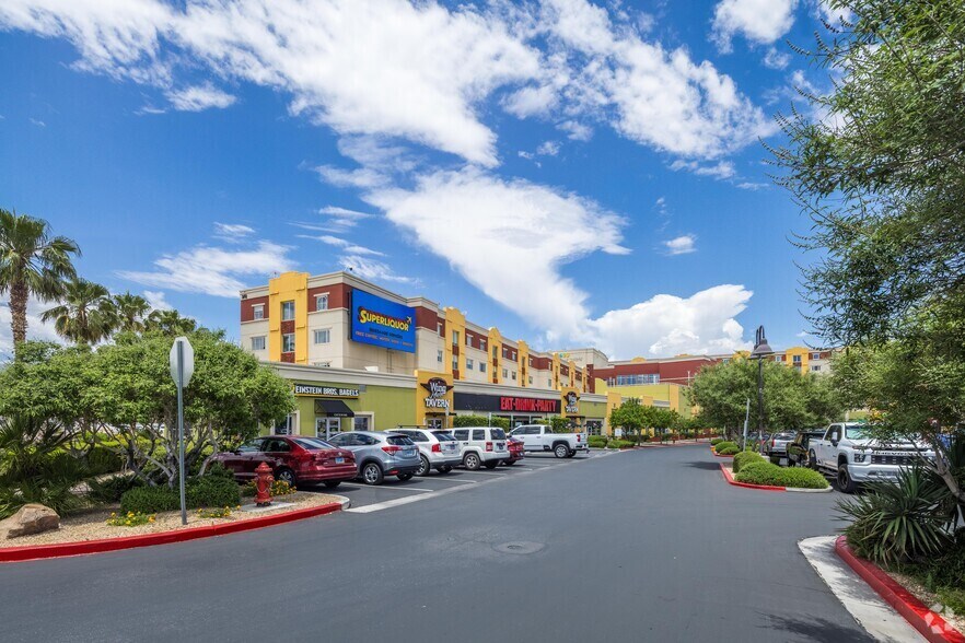 372 E Tropicana Ave, Las Vegas, NV à louer - Photo de l’immeuble – Image 2 sur 4