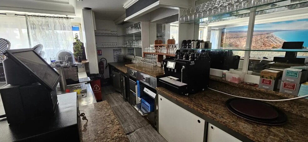 Local commercial dans Saint-Laurent-du-Var à vendre - Photo de l’immeuble – Image 2 sur 7