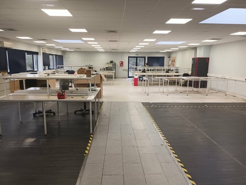 Local d’activités dans Le Vaudreuil à louer - Photo intérieure – Image 2 sur 13