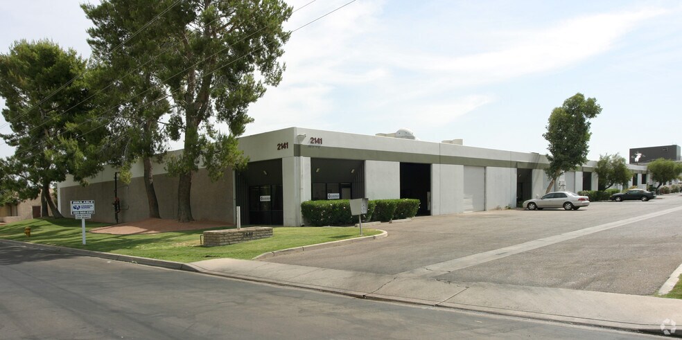 2141 S Industrial Park Ave, Tempe, AZ à louer - Photo de l’immeuble – Image 3 sur 17