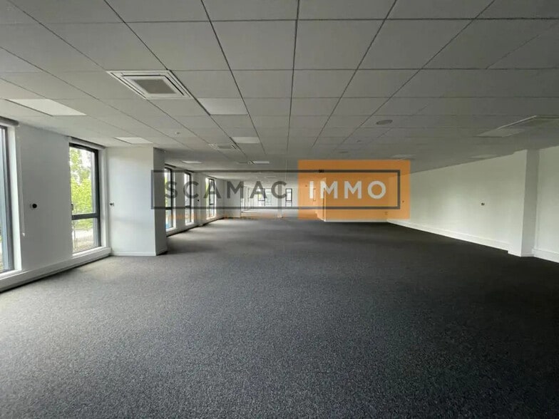 Bureau dans La Courneuve à louer - Photo de l’immeuble – Image 3 sur 5