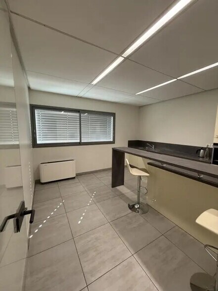 Bureau dans Fréjus à louer - Photo de l’immeuble – Image 1 sur 5