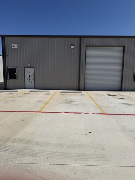 299 Navarro Dr, Seguin, TX à louer - Photo de l’immeuble – Image 2 sur 38