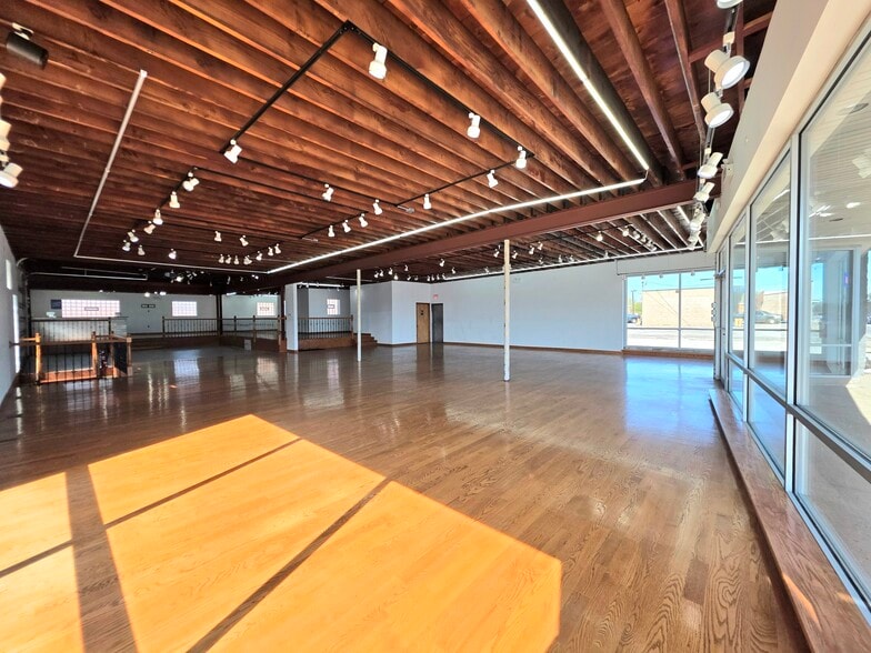 10220 Grand Ave, Franklin Park, IL à louer - Photo de l’immeuble – Image 3 sur 38