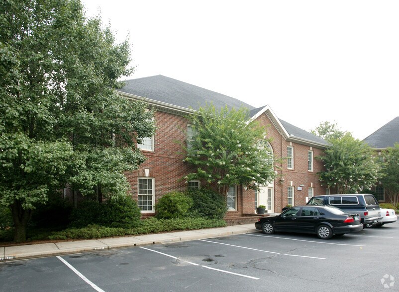 109C Laurens Rd, Greenville, SC à louer - Photo de l’immeuble – Image 2 sur 16