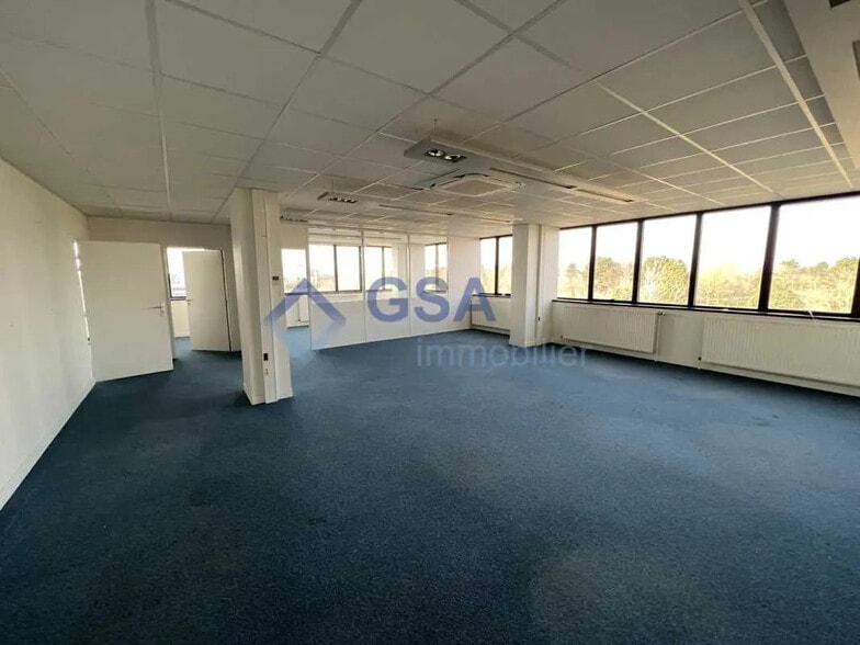 Bureau dans Évry-Courcouronnes à louer - Photo de l’immeuble – Image 3 sur 5