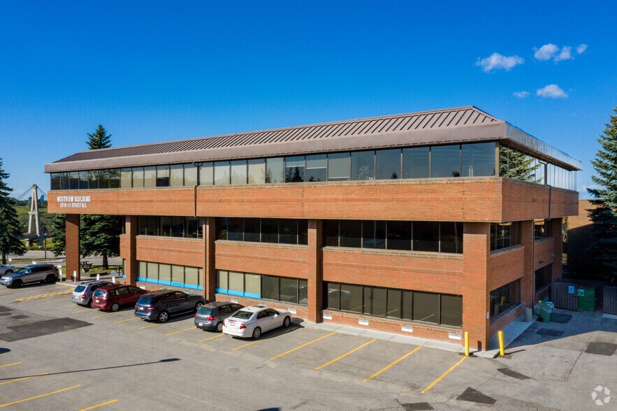 2816 11th St NE, Calgary, AB à vendre - Photo de l’immeuble – Image 2 sur 11