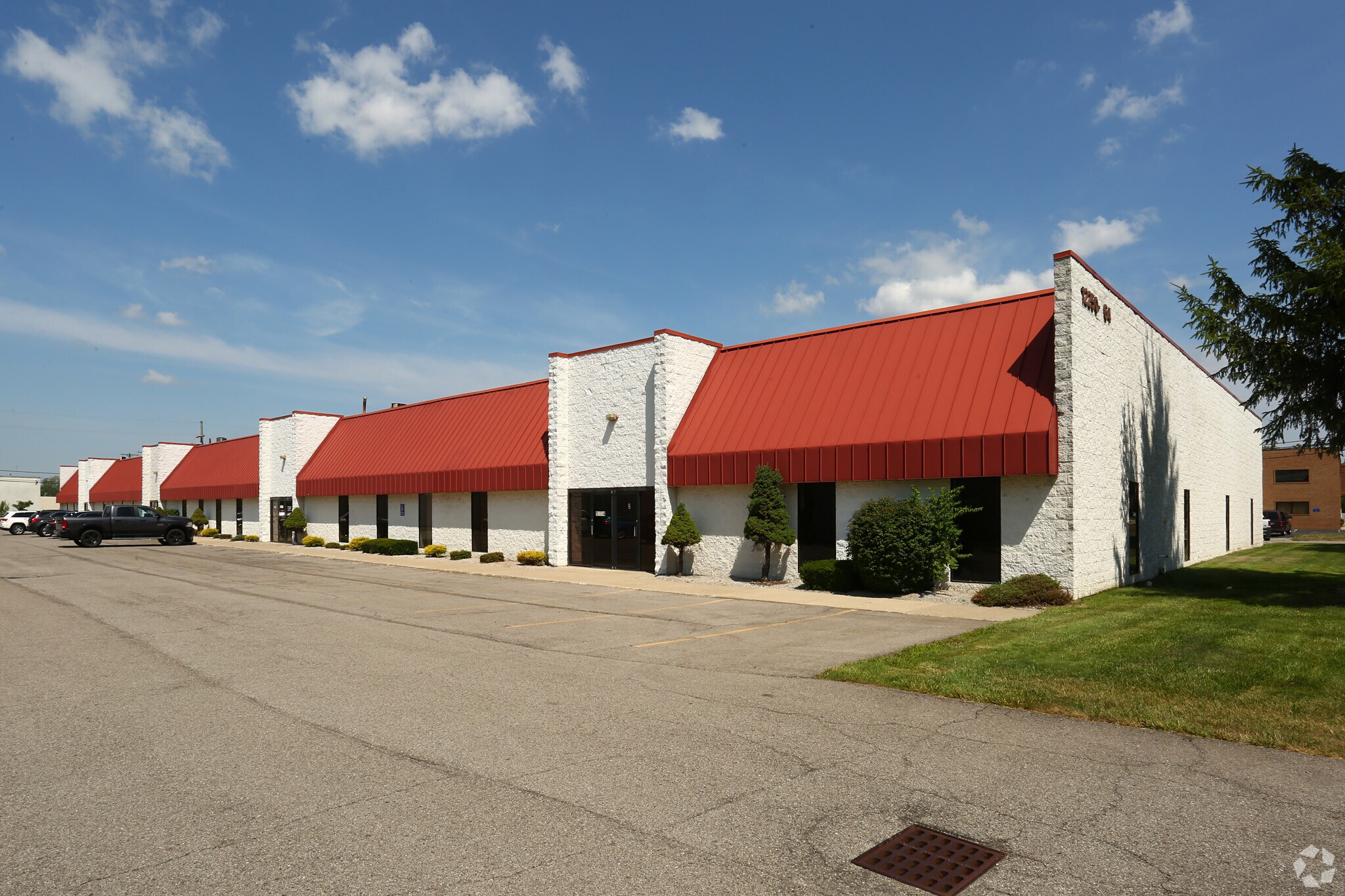12250-12264 Universal Dr, Taylor, MI à louer Photo principale– Image 1 sur 28