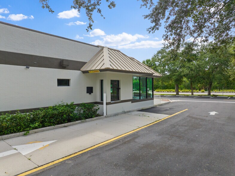 1919 94th Ct, Vero Beach, FL à vendre - Photo de l’immeuble – Image 3 sur 9