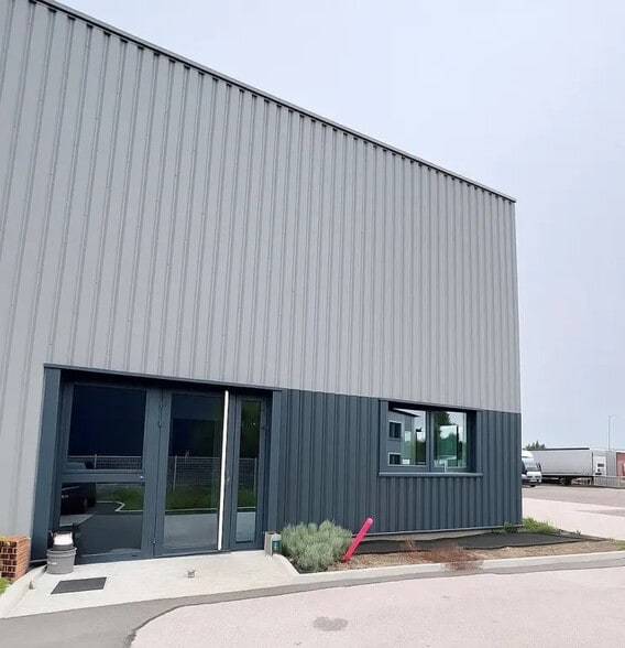 Local d’activités dans Chalon-sur-Saône à louer - Photo de l’immeuble – Image 1 sur 3