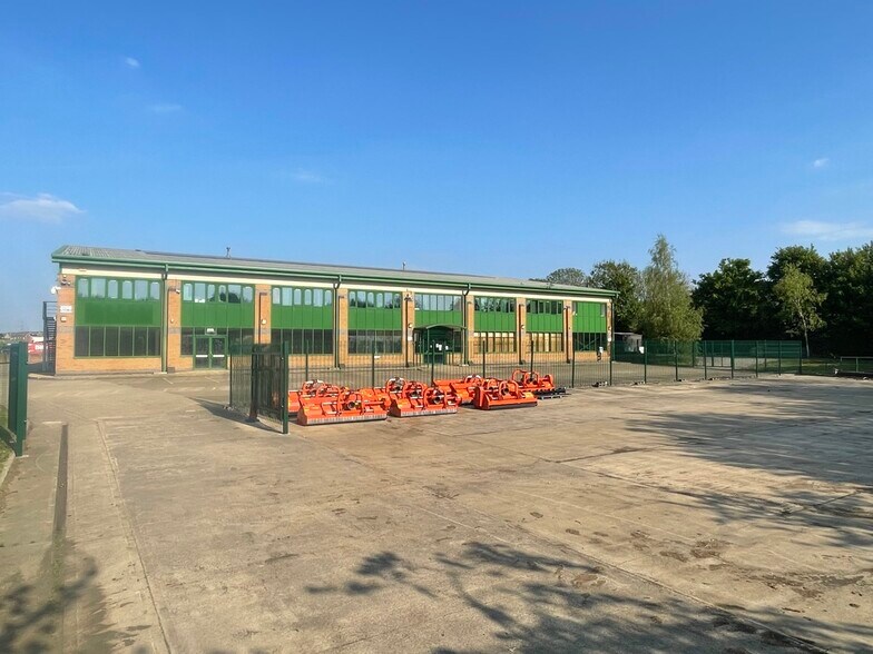 Grovebury Rd, Leighton Buzzard à louer - Photo de l’immeuble – Image 3 sur 5