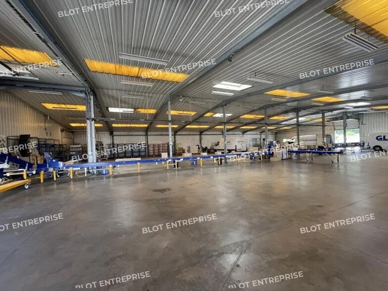 Local d’activités dans Baud à louer - Photo de l’immeuble – Image 2 sur 5