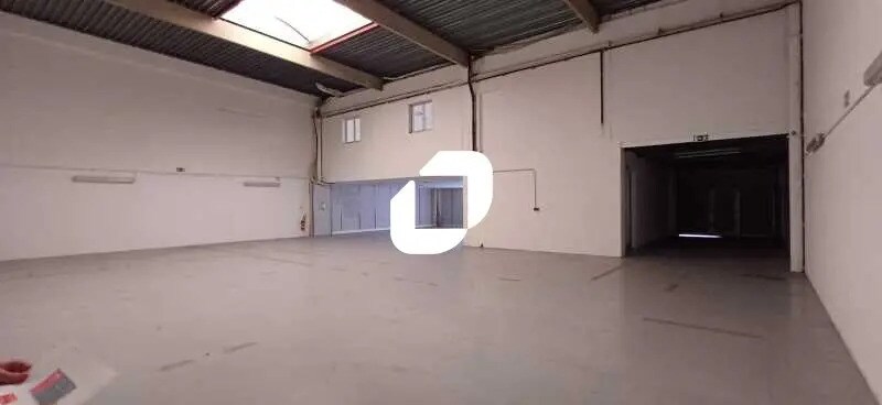 Local d’activités dans Poissy à louer - Photo de l’immeuble – Image 2 sur 5