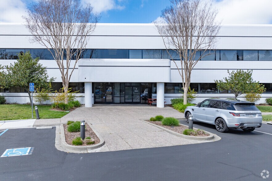 755 Southpoint Blvd, Petaluma, CA à vendre - Photo de l’immeuble – Image 3 sur 8