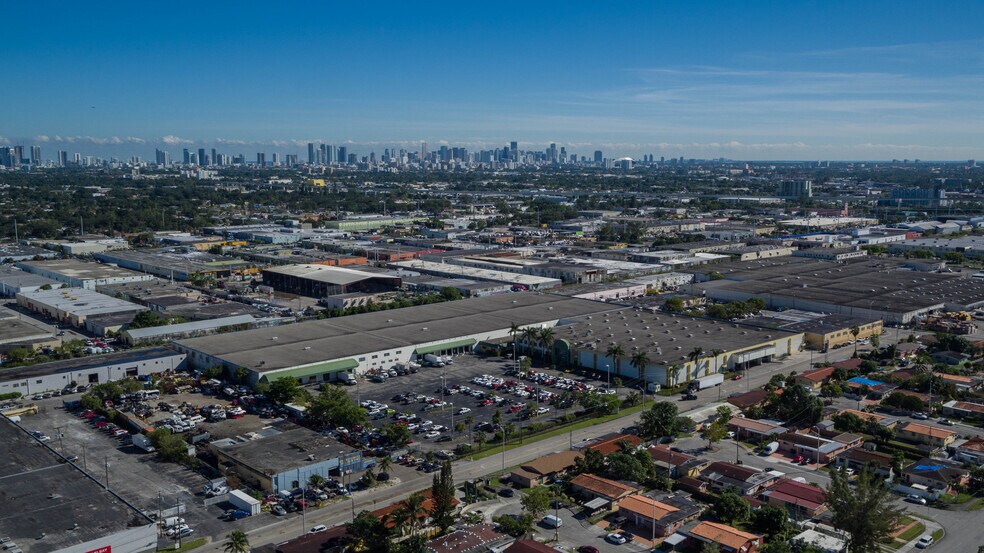 213-215 SE 10th Ave, Hialeah, FL à louer - Photo de l’immeuble – Image 2 sur 4