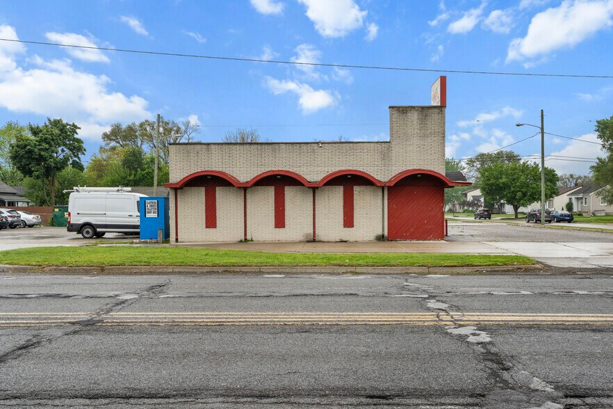 15163 E 10 Mile Rd, Eastpointe, MI à vendre - Photo de l’immeuble – Image 3 sur 28