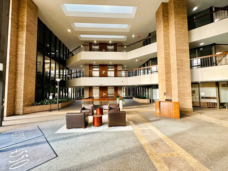 4550 Post Oak Place Dr, Houston, TX à louer - Hall d’entrée – Image 3 sur 6
