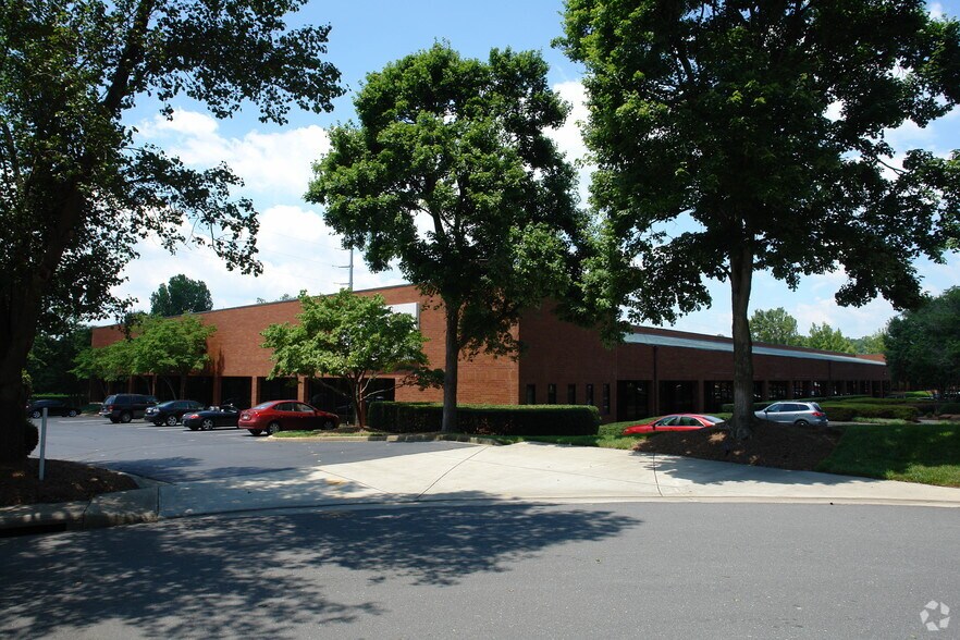 9844 Southern Pine Blvd, Charlotte, NC à louer - Photo de l’immeuble – Image 3 sur 6