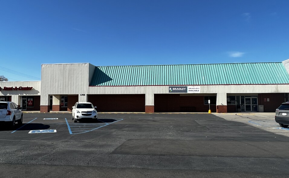1707-1709 N Walnut St, Hartford City, IN à louer - Photo de l’immeuble – Image 2 sur 8
