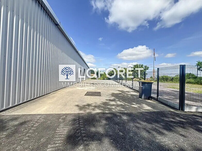 Local d'activités dans à vendre - Photo de l’immeuble – Image 3 sur 9