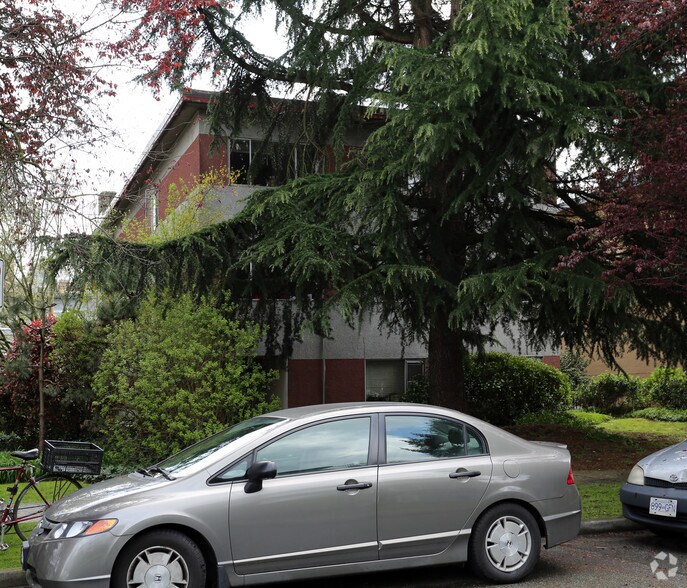 1176 W 11th Ave, Vancouver, BC à vendre - Photo de l’immeuble – Image 2 sur 2