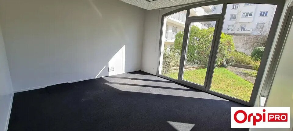 Bureau dans Saint-Brieuc à vendre - Photo de l’immeuble – Image 2 sur 10