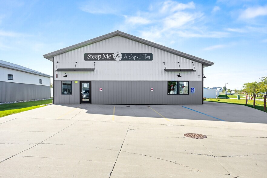 5498 51st Ave S, Fargo, ND à vendre - Photo de l’immeuble – Image 3 sur 24