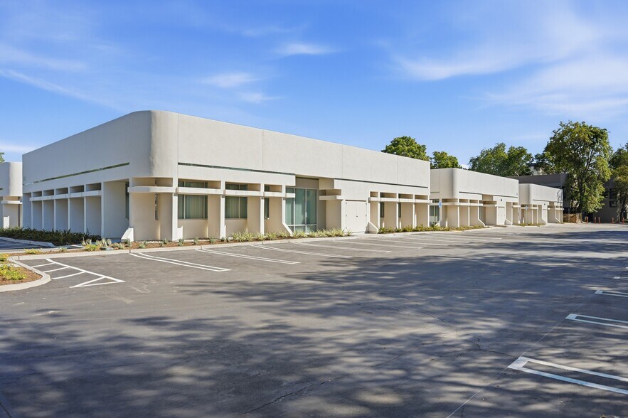 1371 Warner Ave, Tustin, CA à louer - Photo de l’immeuble – Image 3 sur 22