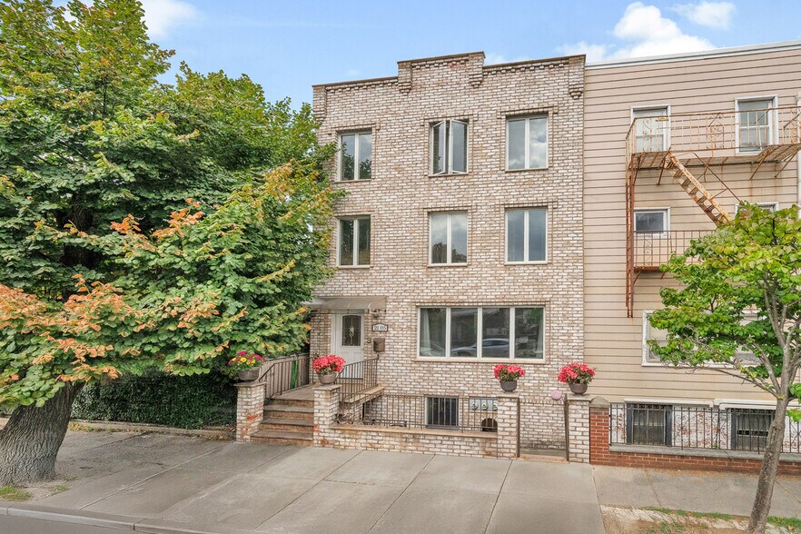 2105 33rd Ave, Astoria, NY à vendre - Photo de l’immeuble – Image 2 sur 22