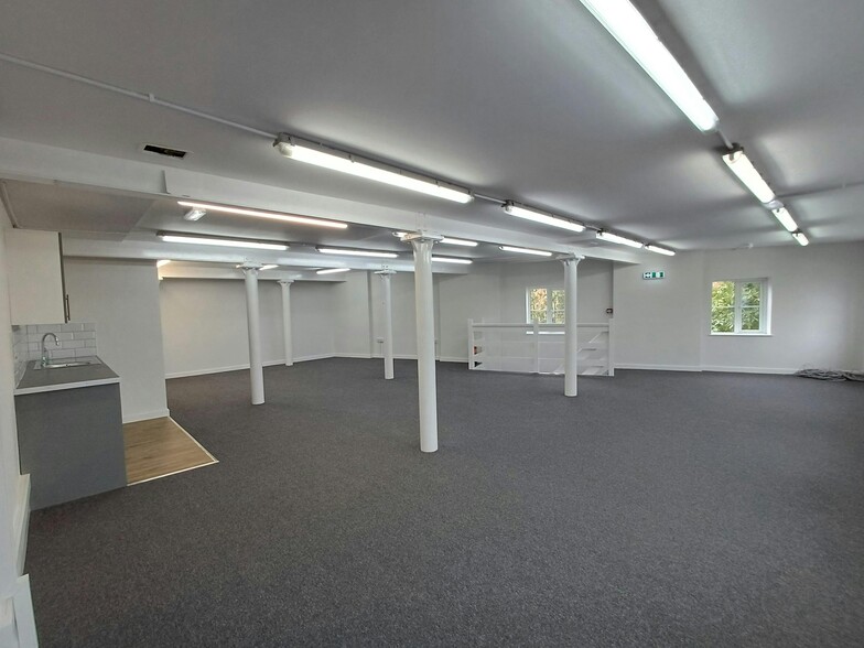 214 London Rd, East Grinstead à louer - Photo de l’immeuble – Image 3 sur 38