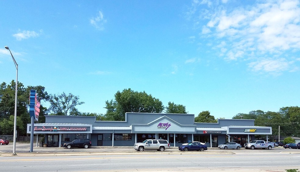 921-925 E Roosevelt Rd, Wheaton, IL à louer - Photo de l’immeuble – Image 3 sur 18