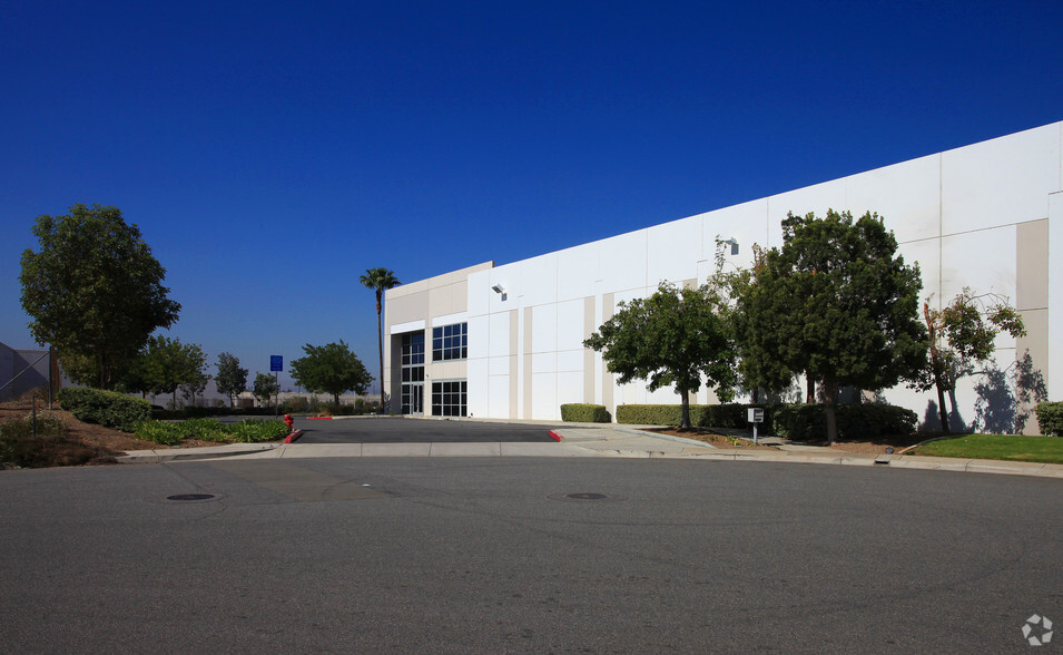 1493 E Bentley Dr, Corona, CA à louer - Photo de l’immeuble – Image 2 sur 7
