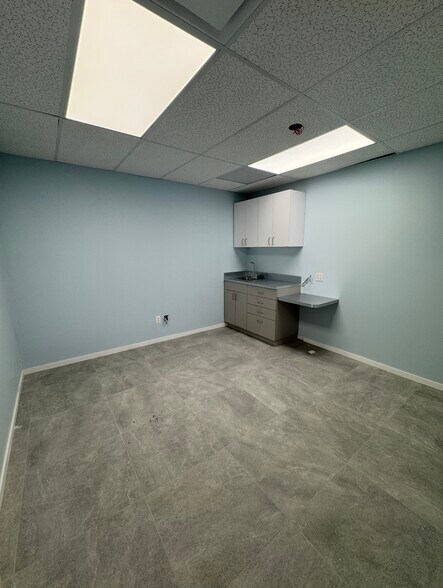 120 N Country Rd, Port Jefferson, NY à louer - Photo de l’immeuble – Image 2 sur 3