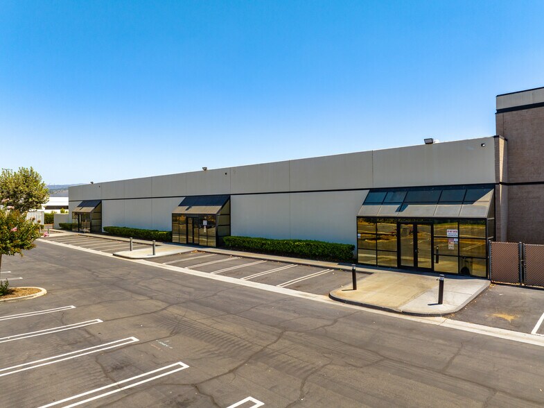 5615 E La Palma Ave, Anaheim, CA à vendre - Photo de l’immeuble – Image 3 sur 4