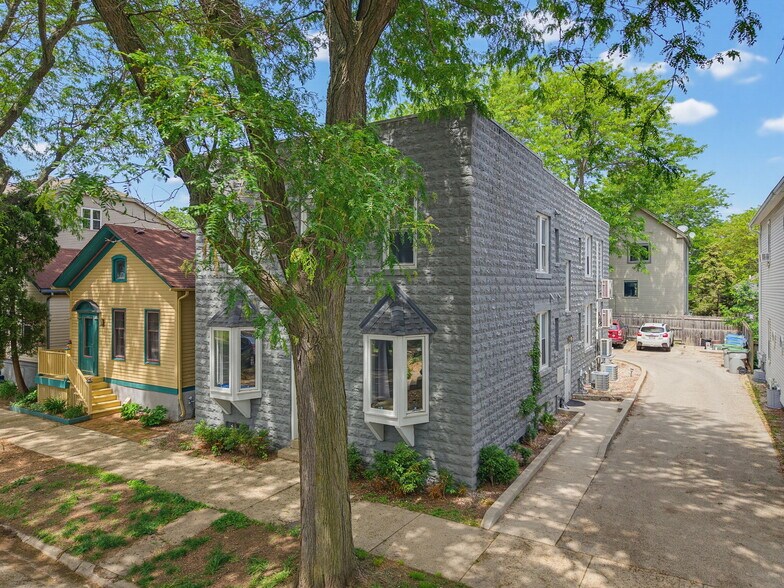 2436 S Wentworth Ave, Milwaukee, WI à vendre - Photo de l’immeuble – Image 2 sur 39