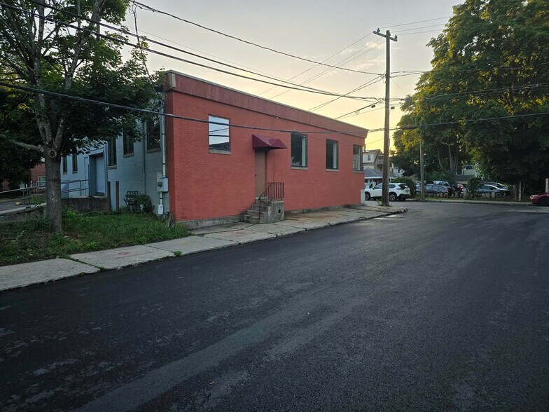 126 Franklin St, Torrington, CT à vendre - Photo de l’immeuble – Image 3 sur 12