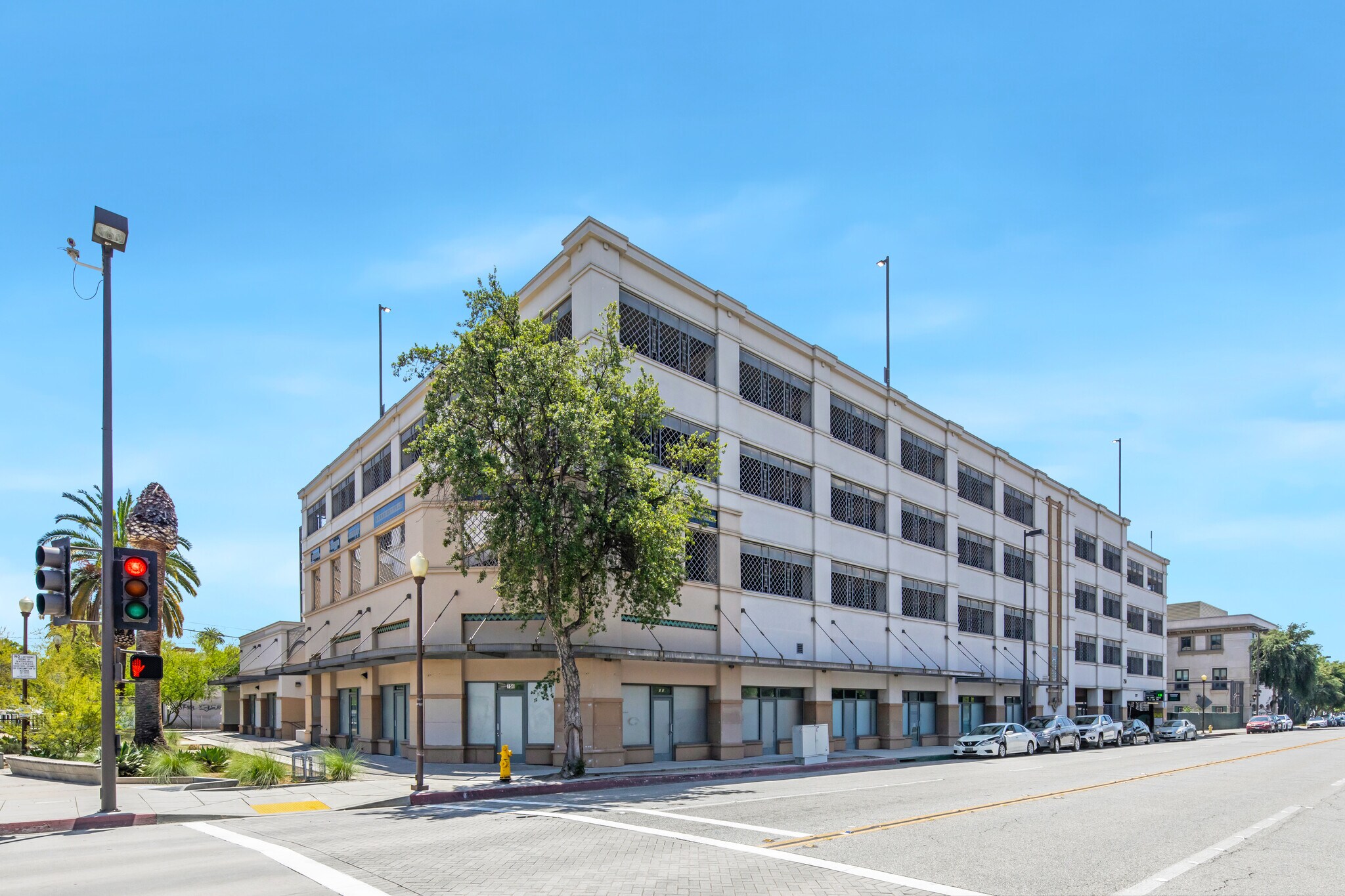 750 S Raymond Ave, Pasadena, CA à louer Photo de l’immeuble– Image 1 sur 5