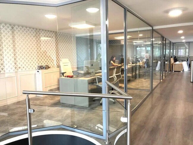 Plus de détails pour Local commercial à louer