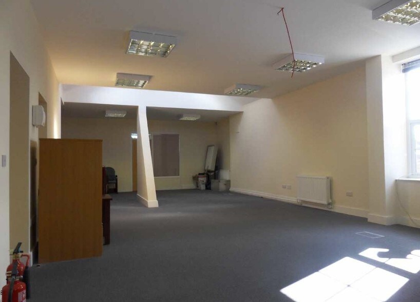 15 The Broadway, Woodford Green à louer - Photo de l’immeuble – Image 2 sur 3