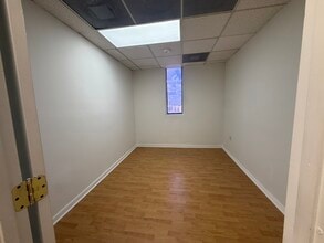 7506-7560 NW 70th St, Miami, FL à louer Photo intérieure– Image 2 sur 20