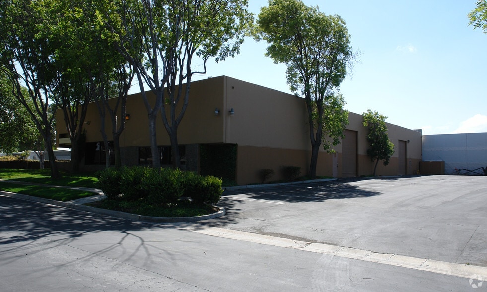 1001 Brioso Dr, Costa Mesa, CA à louer - Photo de l’immeuble – Image 2 sur 7