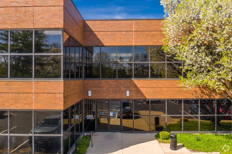 1585 Woodlake Dr, Town And Country, MO à louer - Photo de l’immeuble – Image 3 sur 6